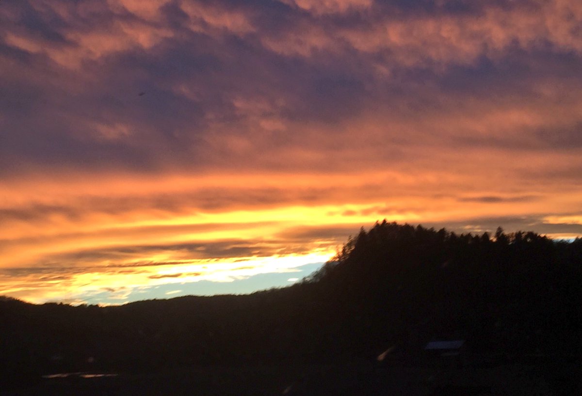 kachampney's tweet photo. One hour commute with my free natural art gallery. #nofilter #vtscenes #sunset #whyilivehere https://t.co/e77OFhfhli