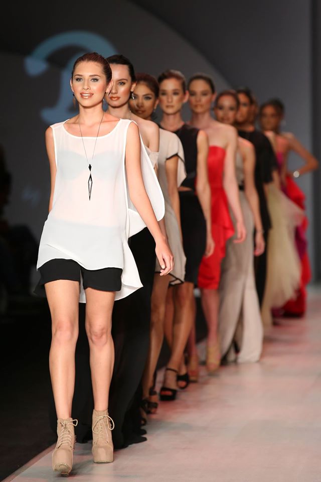 Cierre del desfile colección Geometría en Movimiento en <a href="/Intermoda/">Intermoda</a>. #ViveLaPlata #SilverJewelry