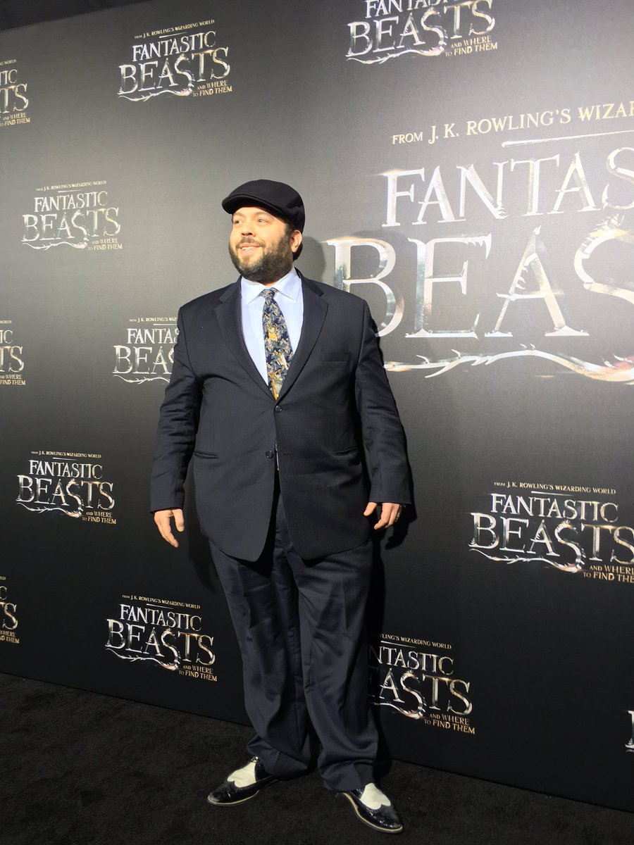 warnerbros's tweet photo. You may be a No-Maj @mrdanfogler, but we love you anyways! Looking great on the #FantasticBeasts premiere carpet. https://t.co/29YdkG7nP0