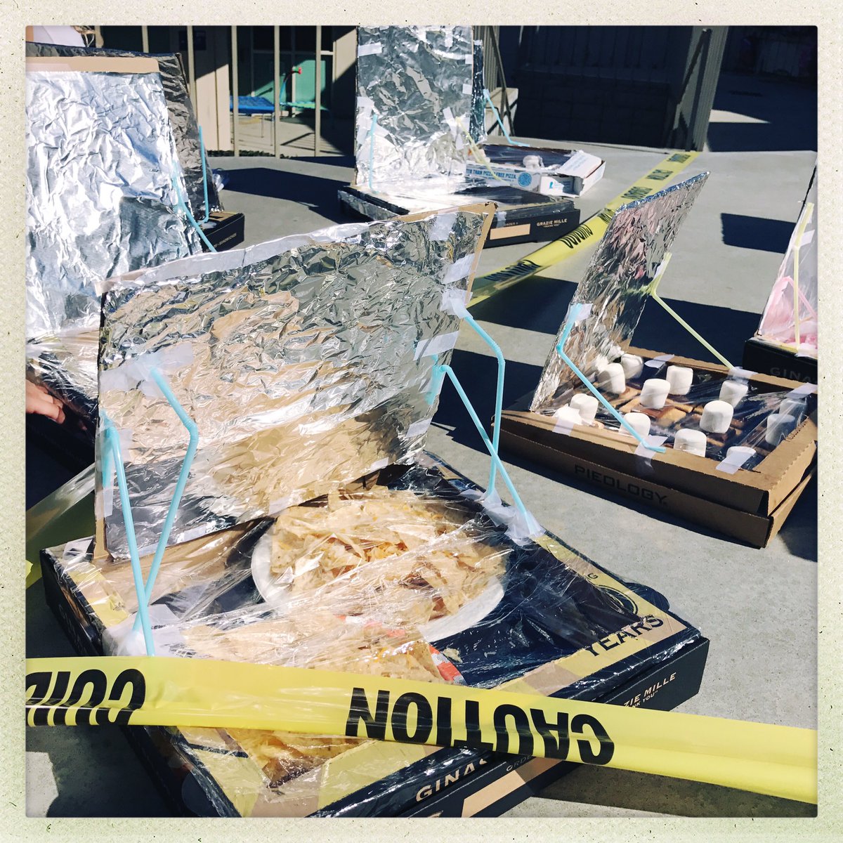 AzadehBaghaiLB's tweet photo. ⚠️caution⚠️Solar ovens at work! TOW 5th graders knows how to cook up treats using the sun's energy. #lbusd #tow #science https://t.co/yFlPAX0l4F