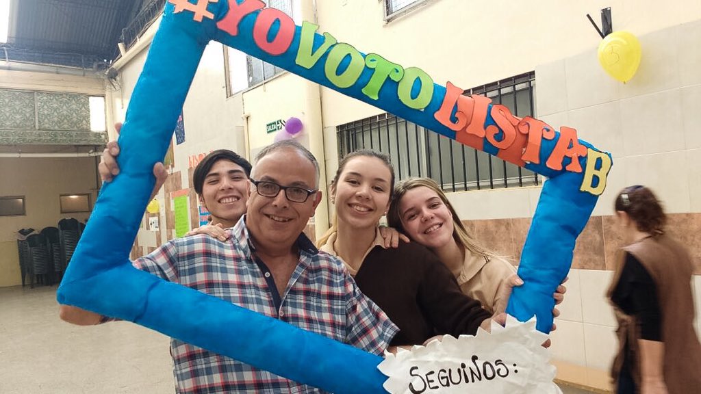 ceprolistab's tweet photo. El profe Bazu, apoya la B, ¿Vos que me decis? #YoVotoListaB https://t.co/gbv5OPhTyc