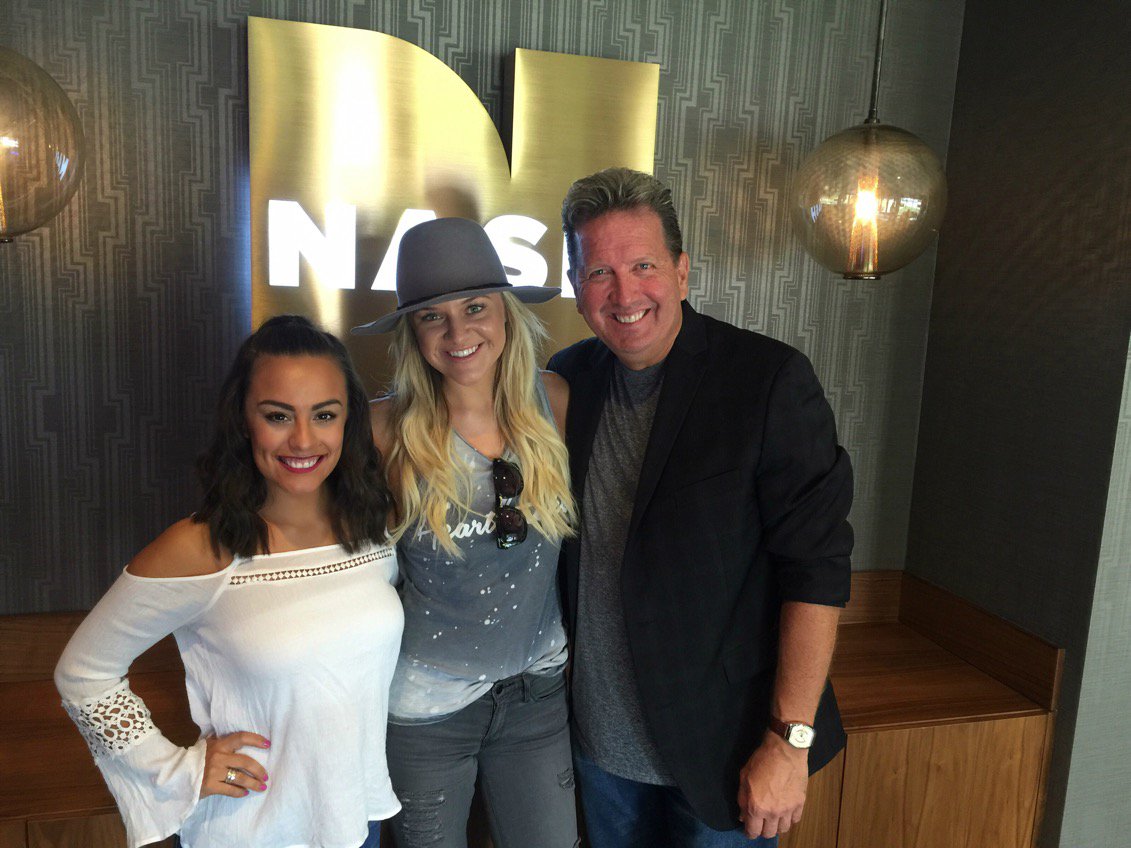 WithElaina's tweet photo. What did @KelseaBallerini learn from hosting #GreatestHits? She'll tell ya in our #NASHInsight coming up! https://t.co/NRwp5trVWs
