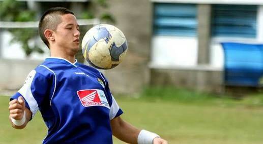 Selamat Pagi, Kabarnya Pak Umuh tertarik untuk merekrut pemain ini, Pak Umuh loh bukan Coach Djanur!

Siapakah ini??