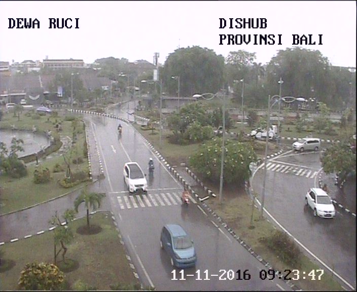 JUMAT, 11-11-2016, ( 12:01 ) Kondisi lalin simpang DEWA RUCI terpantau PADAT LANCAR menuju arah Bandara.