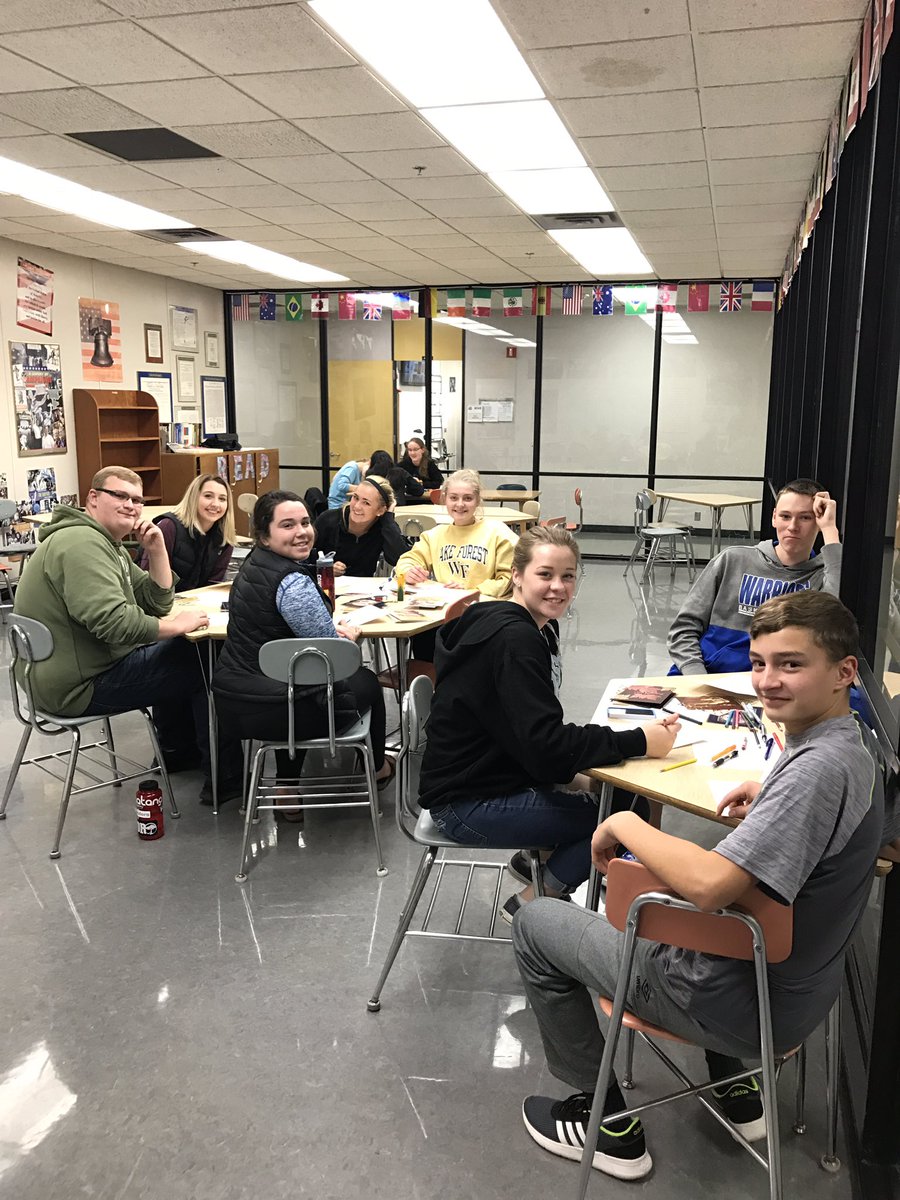 BHSperspectives's tweet photo. Writing Christmas cards for veterans! 🎄🌟 https://t.co/nVT337c4M3
