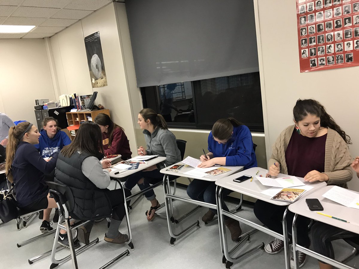 BHSperspectives's tweet photo. Writing Christmas cards for veterans! 🎄🌟 https://t.co/nVT337c4M3