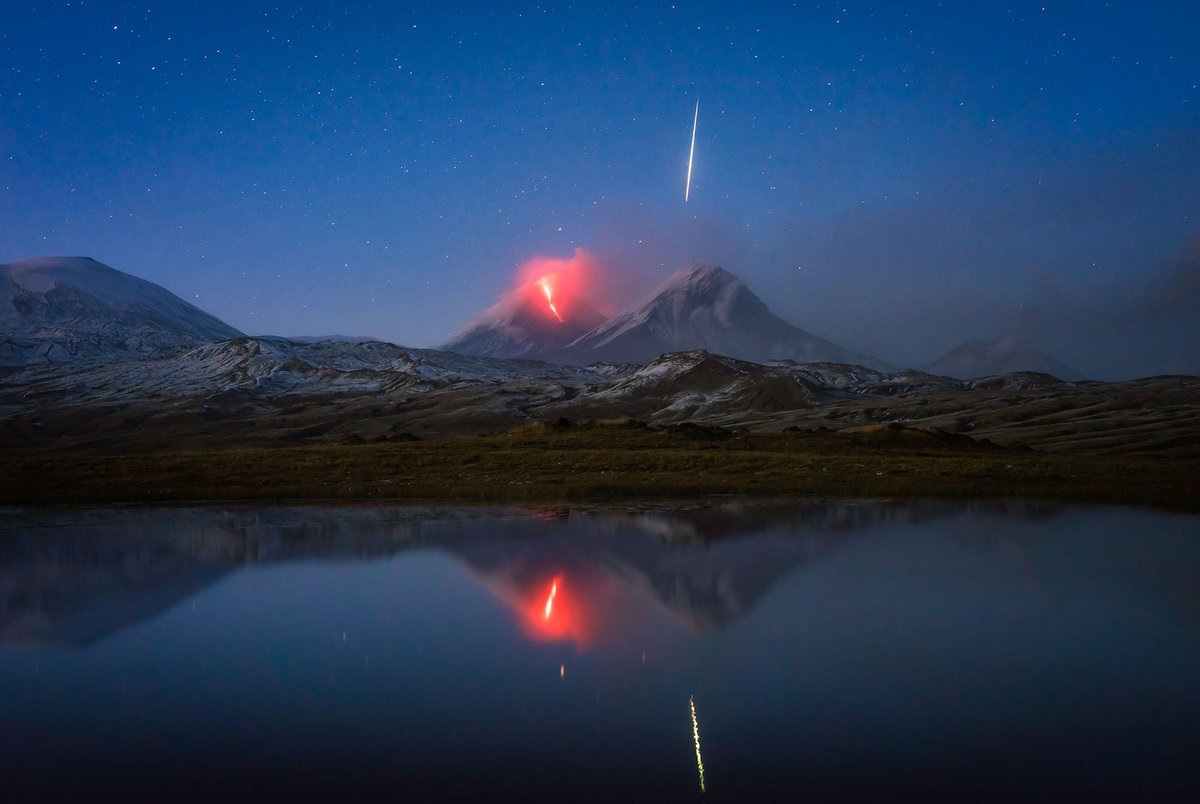 Oguchi T 小口 高 على تويتر カムチャッカ半島で溶岩を噴出中の火山と流れ星を同時に撮影した見事な写真の紹介記事 T Co B6bds5m3nq オランダの Tomas Van Der Weijden 氏が 水面に反射する噴火の風景を撮影中に偶然得た一枚 Via Meredithfrost