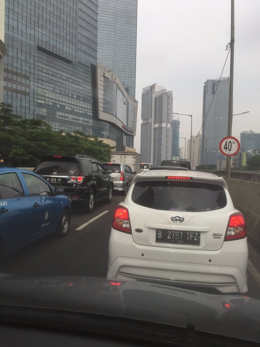 TMCPoldaMetro's tweet photo. 08.30 Imbas truk mogok didepan Sahid Sudirman, lalu lintas JLNT Dr. Satrio arah Sudirman padat merayap 
(foto : @Majid_A_maruana) https://t.co/fLJOwQcdM8