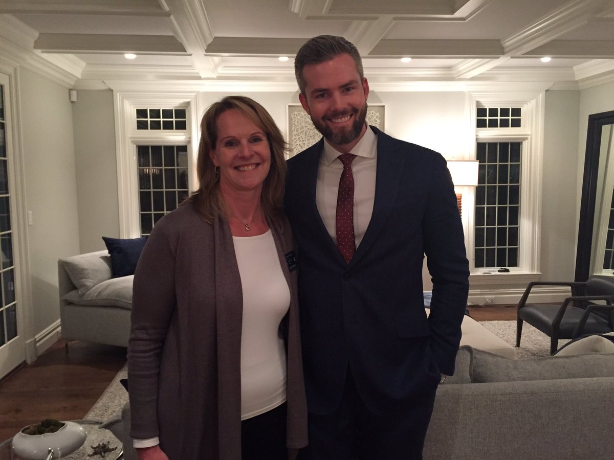 FionaDogan's tweet image. Million dollar realtors working hard in Rye tonight #1Read Court, #Milliondollarlisting, #teamwork!