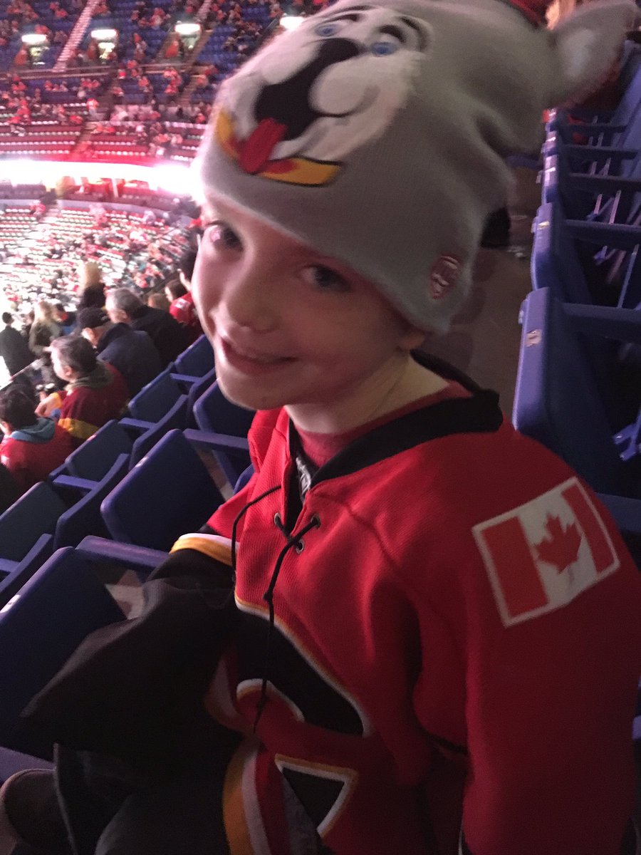 roxy_0125's tweet photo. @NHLFlames #DALvsCAL This kid is dancing in his seat he's so excited. #GoFlamesGo https://t.co/VVCI6iLnkv