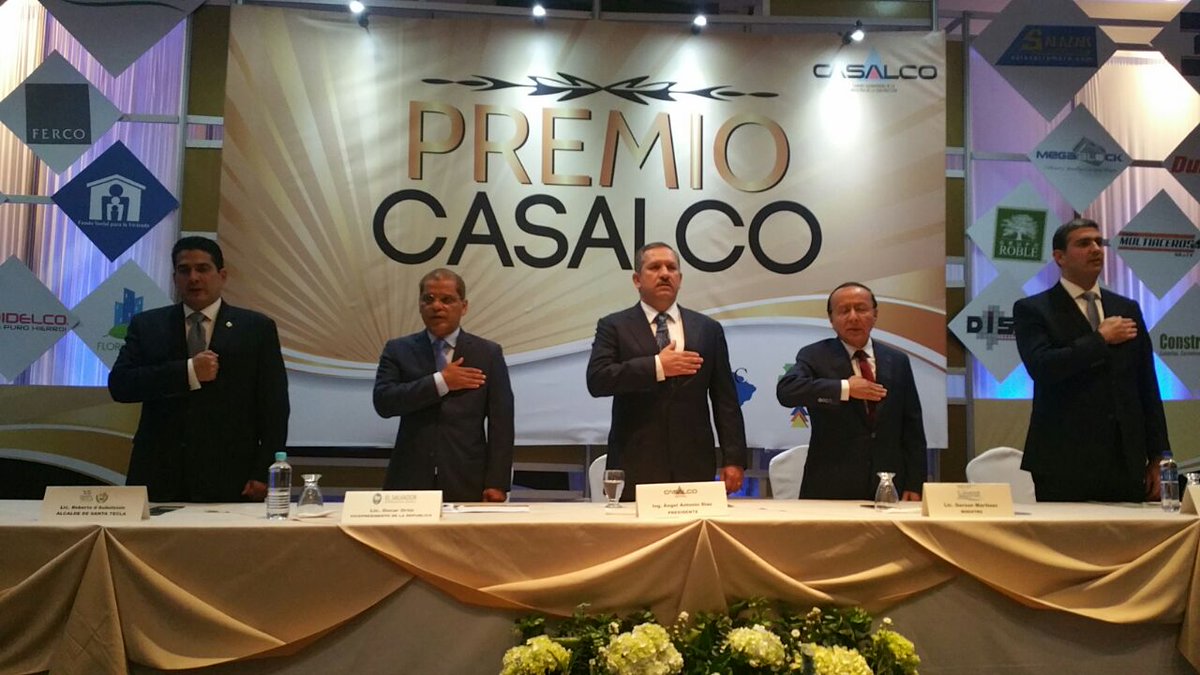 VCpresidenciaSV's tweet photo. Vicepresidente @oscarortizsv participa en entrega de Premio Casalco. | @CASALCOsv #GovSV https://t.co/sMqXA1RQTV