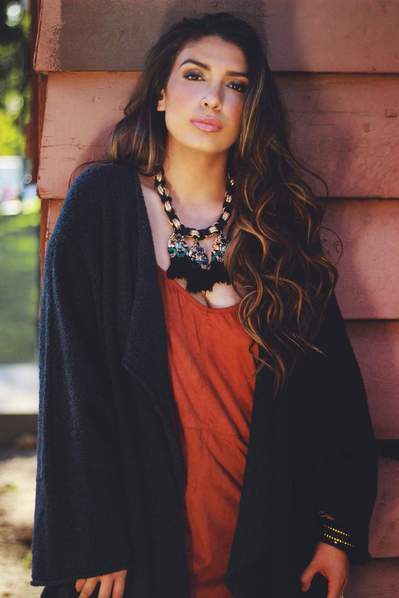 rickiebocanegra's tweet image. Even with this #LA heat I&apos;m still loving this fall look #FallFashion #sweaterweather #NaturalBeauty