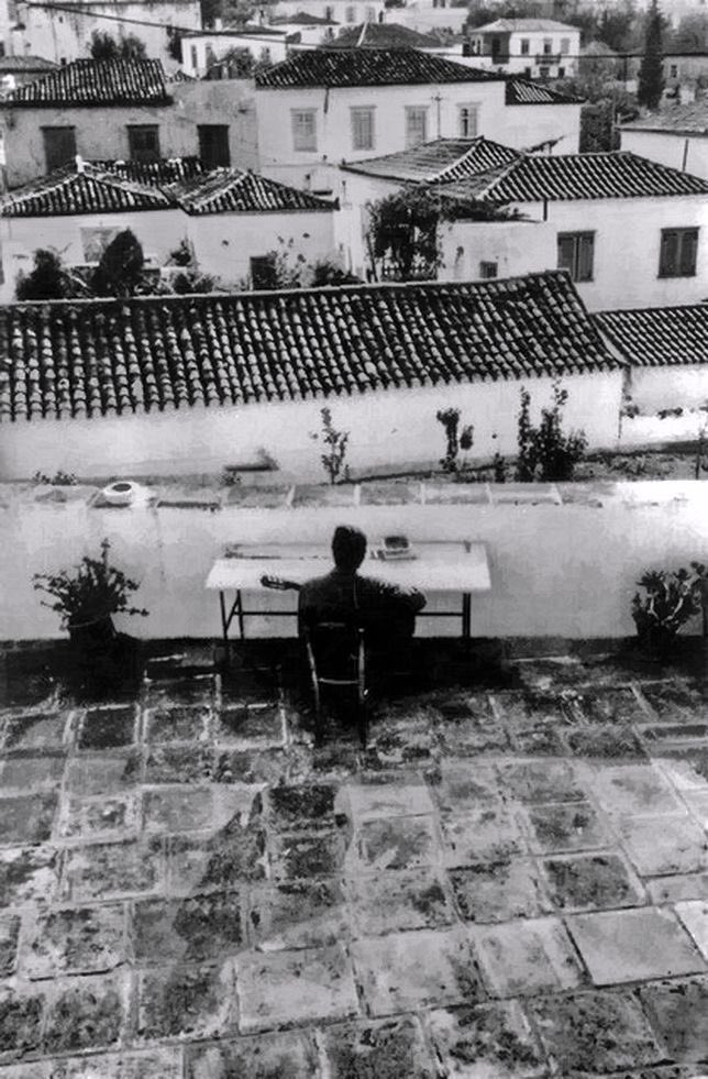 abluce16's tweet photo. Qui eri a Hydra dove c'era la tua casa greca e #Issermann ti fotografava."I'm your man"... Sì, chiudo gli occhi e sogno. Ciao, #GrazieCohen https://t.co/tzEe2EWl9l