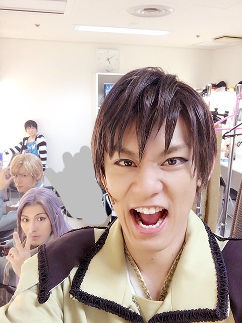 MaomyuOfficial's tweet photo. どうも!!コンラッド役の渡辺和貴です!!
公演も残すところ3日となりました…

ただただ寂しい!!

でもまだ3日も出来ると前向きに頑張ります!!
マ王ファミリー最高です!!
今日もあなたを眞魔国で待ってます!!

次はユウタ宜しく!!
#まおみゅ #まるマ https://t.co/FwrOQGJ8LY