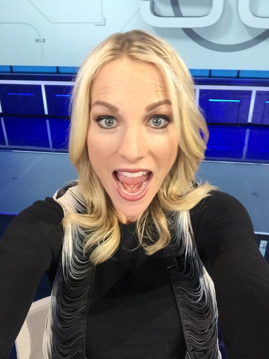 How often does Lindsay Czarniak use social media? 