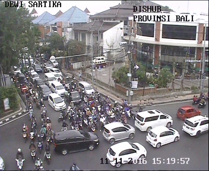 JUMAT, 11-11-2016, ( 16:06 ) Kondisi lalin simpang DEWI SARTIKA terpantau RAMAI PADAT