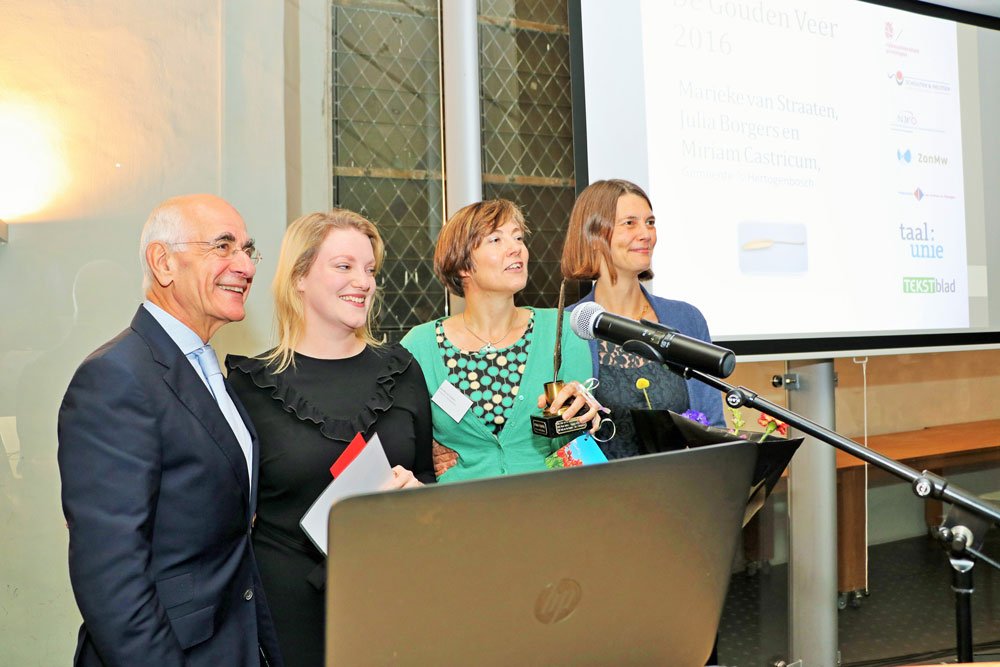 Medewerkers gemeente winnen Nationale Schrijfwedstrijd met brief aan inwoners. Frits Spits overhandigde de prijs. shbos.ch/2fWjQxq