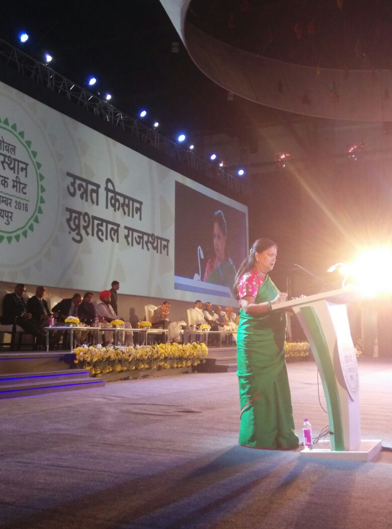 DIPRRajasthan's tweet image. #GRAM2016 मुख्यमंत्री श्रीमती वसुन्धरा राजे ने कहा कि 'ग्राम' जैसे आयोजन जिला स्तर पर भी ले जाएंगे@VasundharaBJP