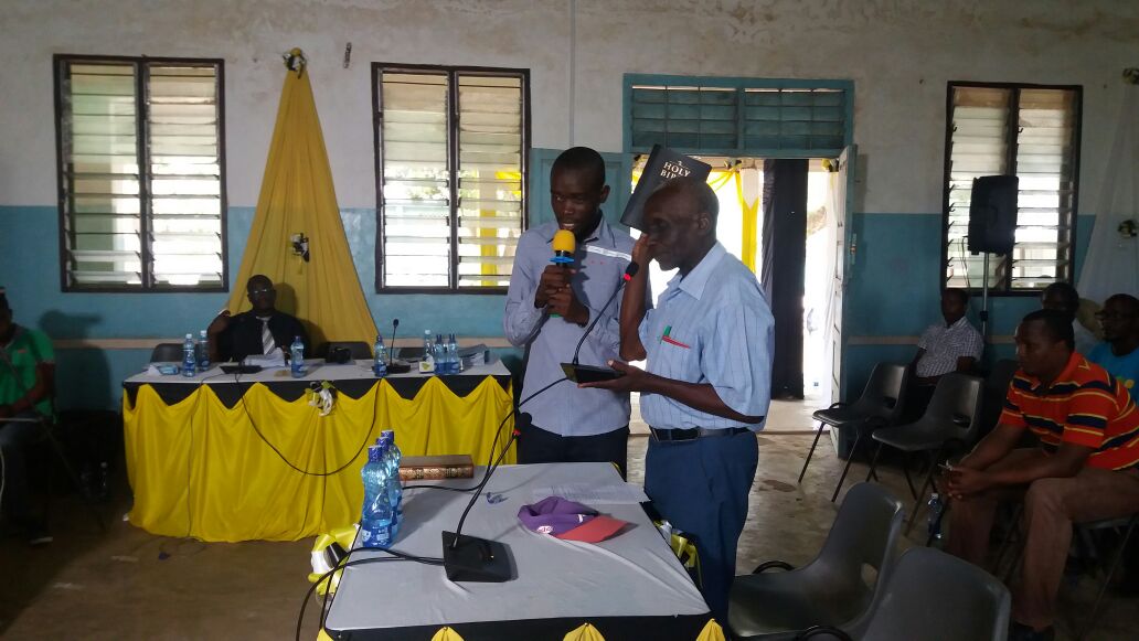 Ali_Manzu's tweet photo. Timothy Komora,chair board of Mpeketoni Hospital takes an oath before testifying at the #SecurityInquiryKE settings @KagwiriaMbogori https://t.co/eEWQgLhjaP