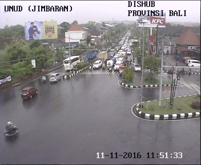 JUMAT, 11-11-2016, ( 12:00 ) Kondisi lalin simpang UNUD JIMBARAN terpantau RAMAI PADAT.