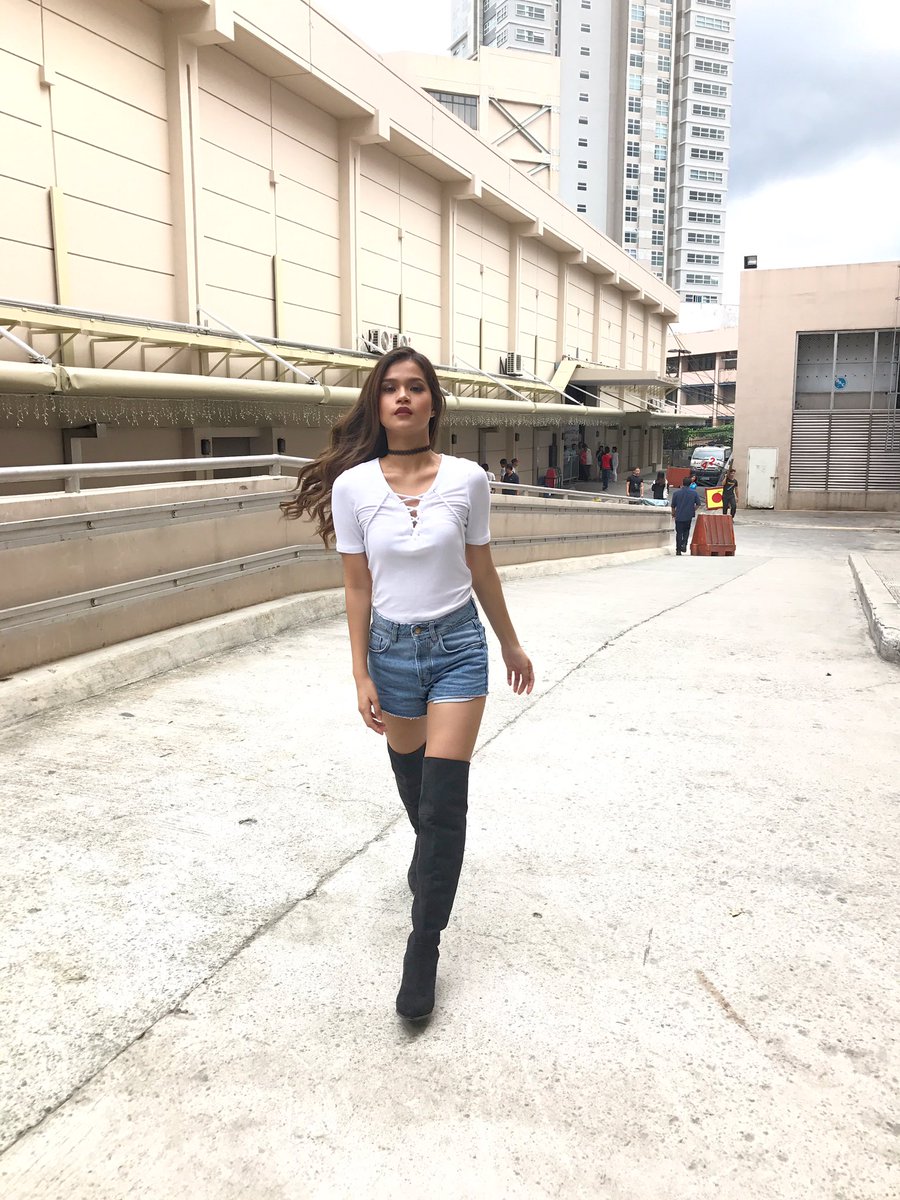 MissMarisRacal's tweet photo. Work work work #ShowtimeNovemberElevenUp https://t.co/goKGDDw31U