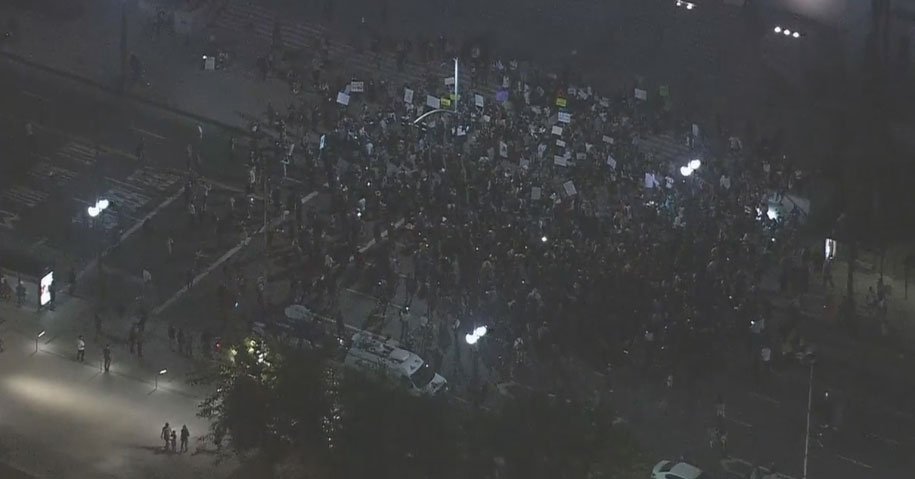 ABC7's tweet image. #Trump Protest los angeles marchers return to rally at City Hall #Live abc7.com/live/