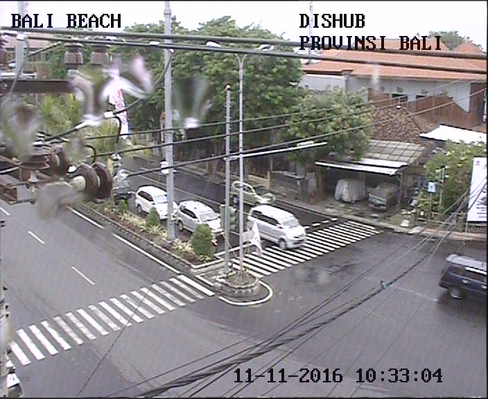 JUMAT, 11-11-2016, ( 13:00 ) Kondisi arus lalin simpang BALI BEACH terpantau LANCAR.