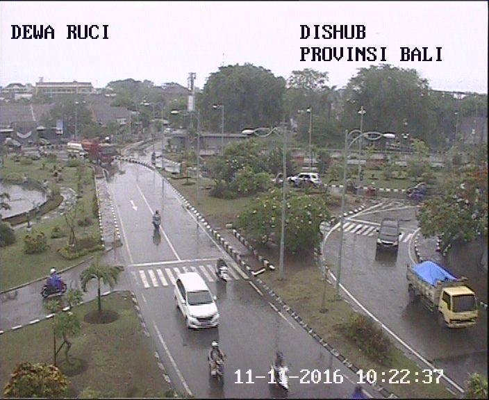 JUMAT, 11-11-2016, ( 13:00 ) Kondisi arus lalin simpang DEWA RUCI terpantau PADAT menuju arah Bandara.