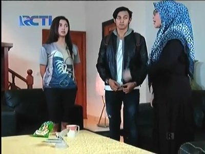Disini gue ngakak expresi Mondy bener2 kayak ank kecil lgi di omelin emaknye muka polos+tangan mainin jaketnya.😂😂😂