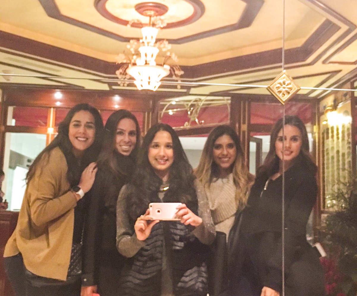 AnniaMO's tweet photo. Girls night out! Las amo!! 💃🏻👭💕🍷 @miiiime @analautips @Ferborda @JimenaTolama https://t.co/F02zEUT1IT