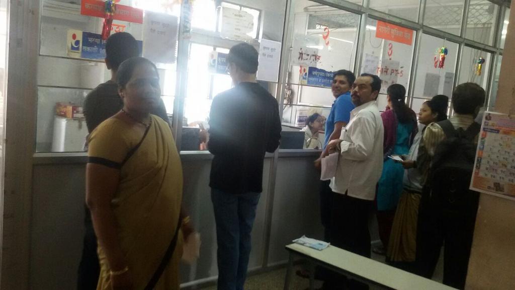 PMCPune's tweet photo. Overwhelming response by Punekars to PMC #property tax drive.
You can pay in 500 and 1000 denomination. Hurry up.
#pune #pmc #tax https://t.co/9RdeDV2ICx
