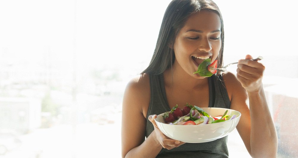 мужчина пьет пиво. мужчина пьет воду. человек за столом с едой. жевание пищи. человек завтракает.
