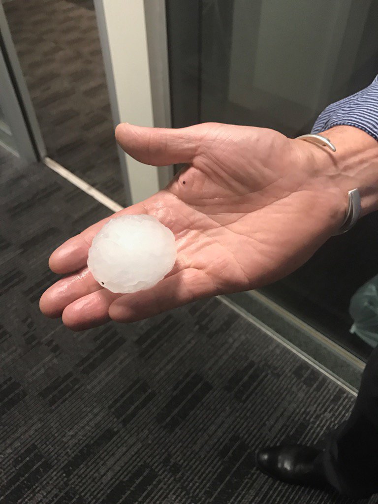 nickharmsen's tweet photo. Hailstones like golfballs. #adelaide https://t.co/iclYca17fY