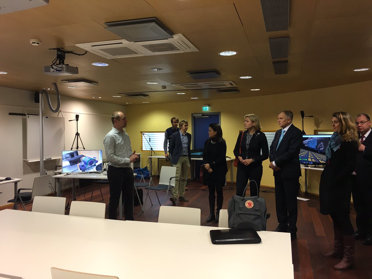 Antti Kotimaa <a href="/kuopioinno/">Kuopio Innovation</a> esittelee Games for health -konseptia <a href="/V_Andriukaitis/">Vytenis Andriukaitis</a> &amp; <a href="/HennaVirkkunen/">Henna Virkkunen</a>  #kasvunkaravaani