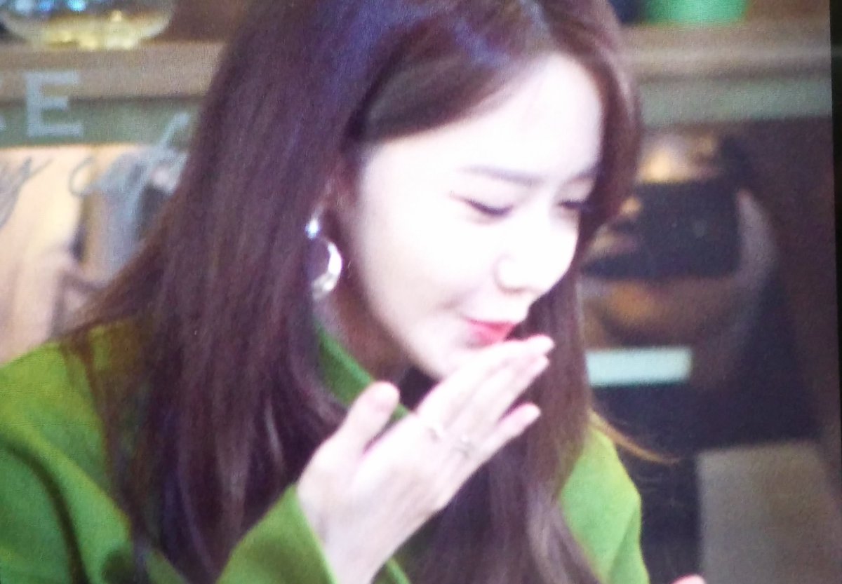 [PIC][11-11-2016]YoonA tham dự sự kiện chiêu đãi Cafe cho 100 Fan hâm mộ mừng Rating 5% của "THE K2" vào hôm nay Cw9wn4kUAAAYH4B