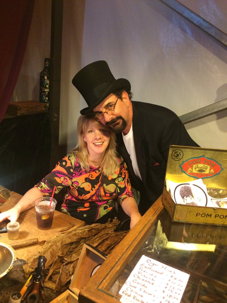 cavemancigar's tweet photo. Last night was another great time in the Texas Renaissance Festival, After Dark Pavilion, Caveman Cigar Lounge! https://t.co/zRBItvdMbh