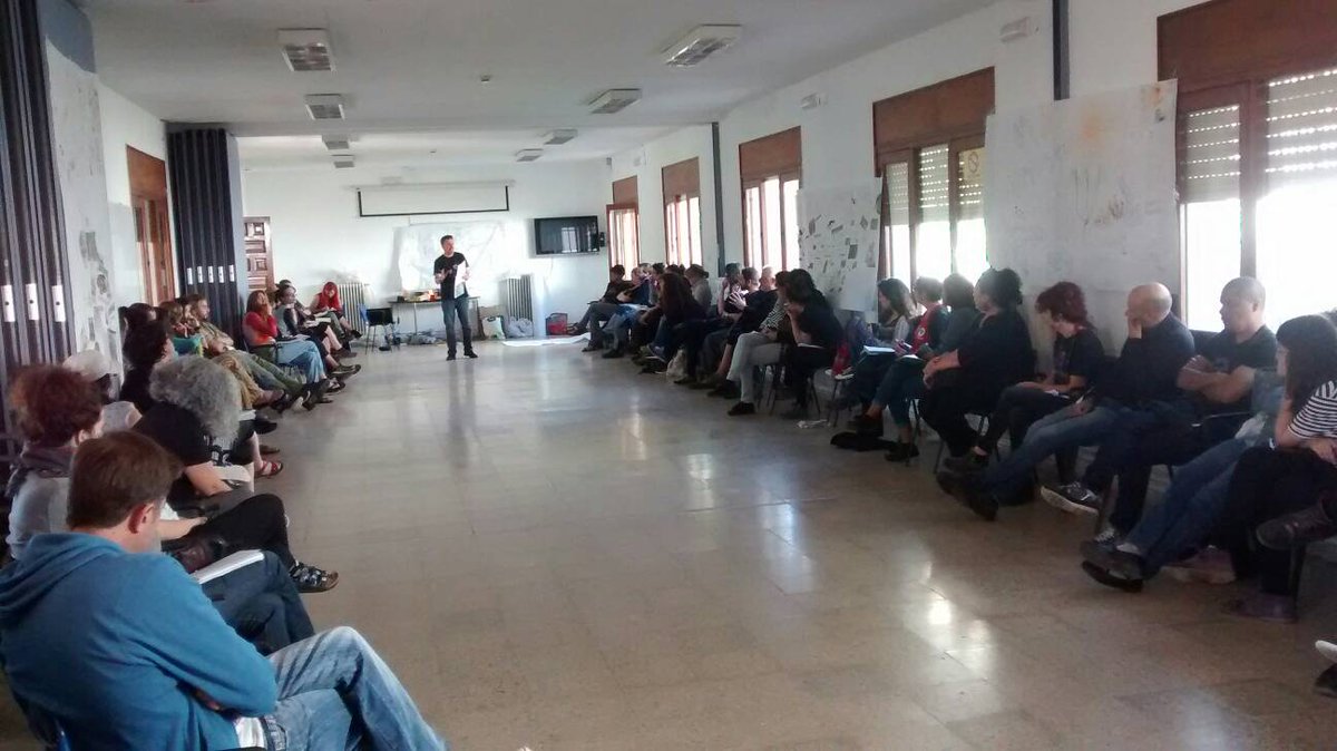 Usar espacios públicos mixtos que recojan centros de interés... Crear una ludoteca para adult@s!! Ideas para lo local en el #IXEPA