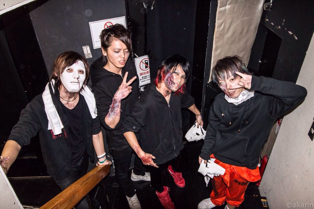 PNSxSNP's tweet photo. 【ついに明日！現体制ラスト‼︎】

狂った街、渋谷に大集合です。

※PNSは『ハロウィン？は？』って横目でシラーッと男子が集まっております。が、一応、やらなあかん雰囲気が漂ってますので、ね？

泣いても笑ってもこれが最後！
最高な１日にしよう‼︎✨

＊チケット予約受付中！＊ https://t.co/gUQxbYhczv