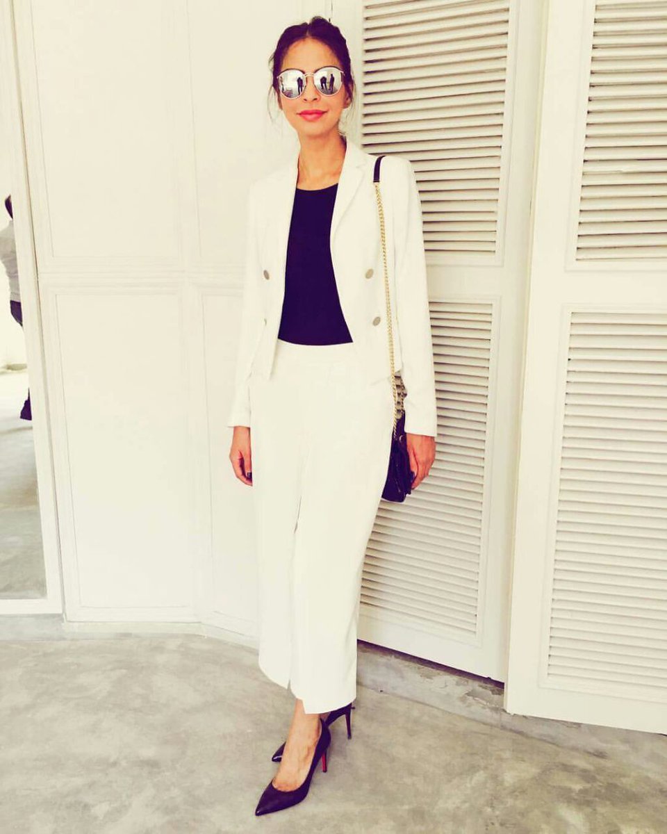 ebuzztoday's tweet photo. @FouziaAmaan  looking gorgeous as always in Armani pants and a matching jacket at the brunch hosted by #MovementsPK for #FPW2016 #ebuzztoday https://t.co/GSi1X0FSla