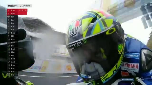 MotoGP's tweet image. That leaves 🔵 vs. 🔴 vs. 🔴

#VR46 #AI29 #AD04 - 3 way battle for the win!

#MalaysianGP 7 laps to go.