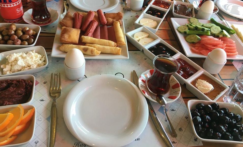 likekordon's tweet photo. Pazar kahvaltısı ve Like, Kordon'un değişmeyen ikilisi! https://t.co/mQm1HNO8Lp
