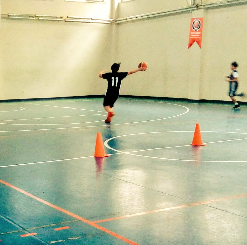 ProBasketAcad's tweet photo. Top öyle bir olaydır ki cansız olmasına rağmen bir anda canlanabilir. #EliteAcademy https://t.co/BD2d46vakT