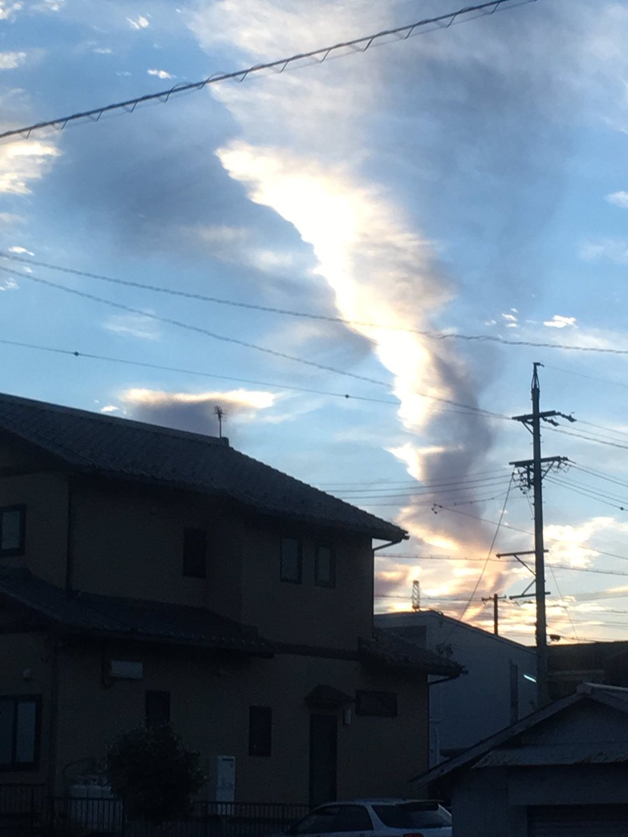 perfect_fuman's tweet photo. 遠征で三重県なう…。
地震雲発見…。
朝はほんとにほんとに尋常じゃない数の鳥が一列になって飛んでったし…。
なんだか嫌な予感。。 https://t.co/BVyvEPcQhy