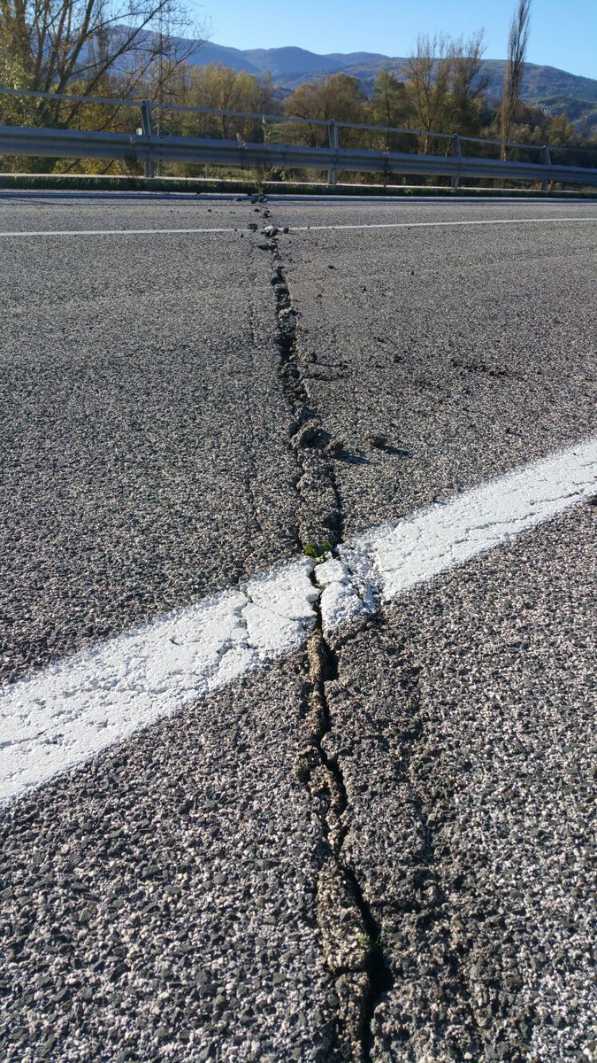 #TERREMOTO CENTRO ITALIA crepe sui ponti della Salaria