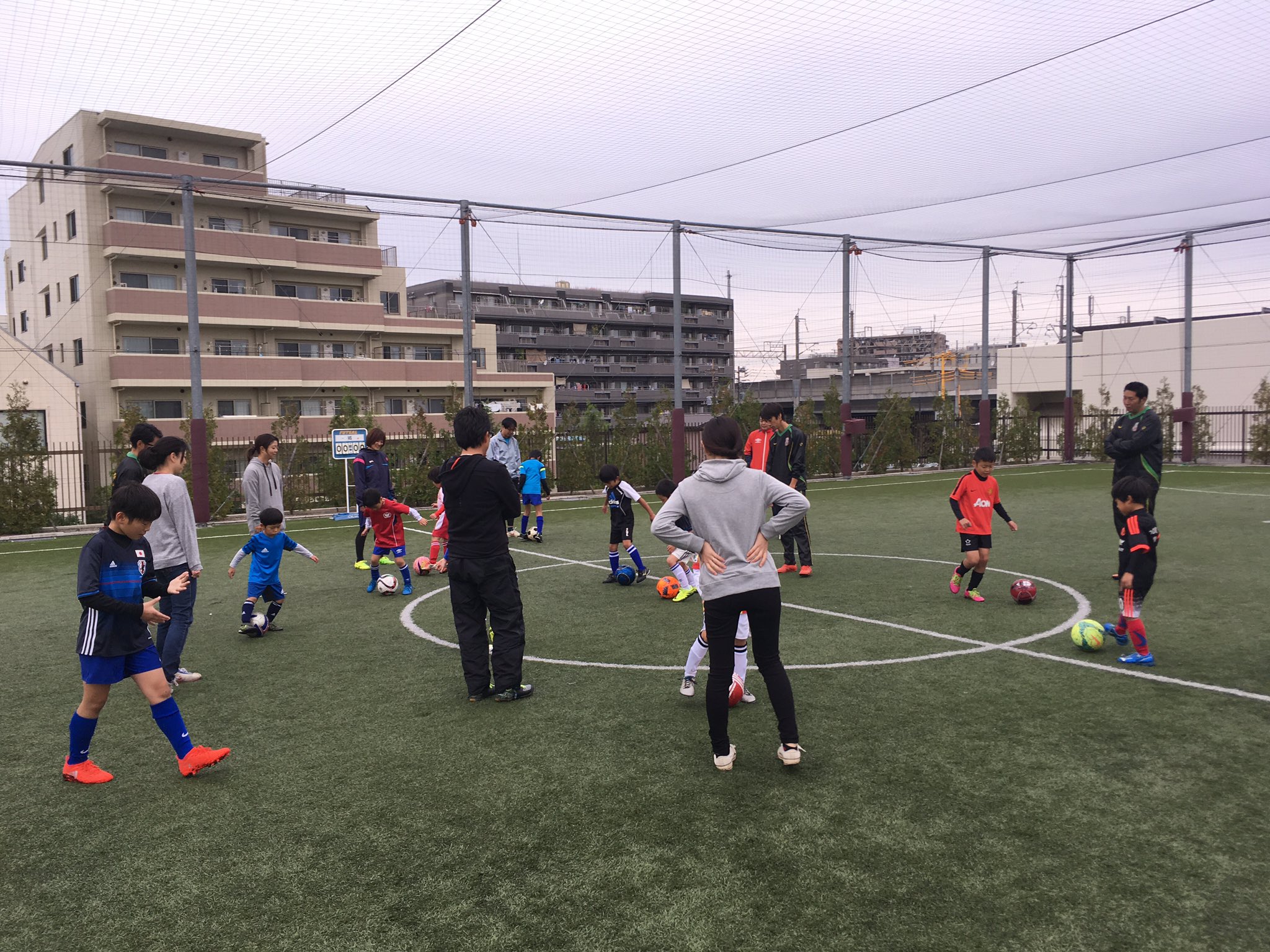 55amigo 今日は低学年の親子フットサル 子供達が普段やっているボールタッチ ダブルタッチはどうでした 30回だけでも大変でしたね また親子対決や5年生とも対決しました 次回は蹴り納めで全学年フットサル大会を企画します 沢山のご参加