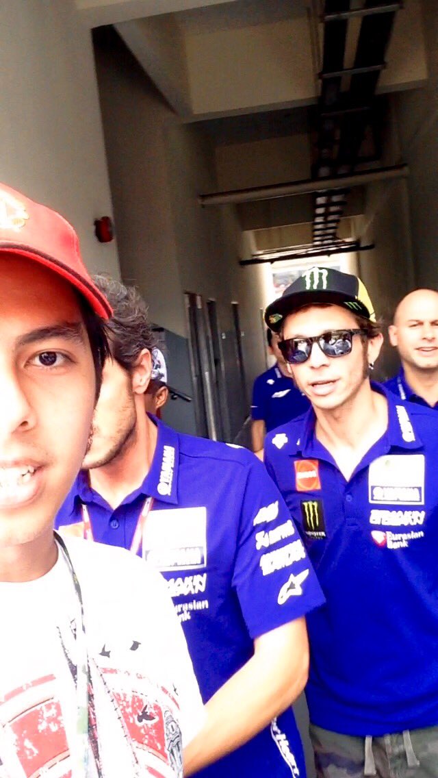 khuizz's tweet photo. Congratz to @YamahaFactory team @ValeYellow46 &amp; @lorenzo99 🏆🏆🏆 https://t.co/MlAkLtkBP3