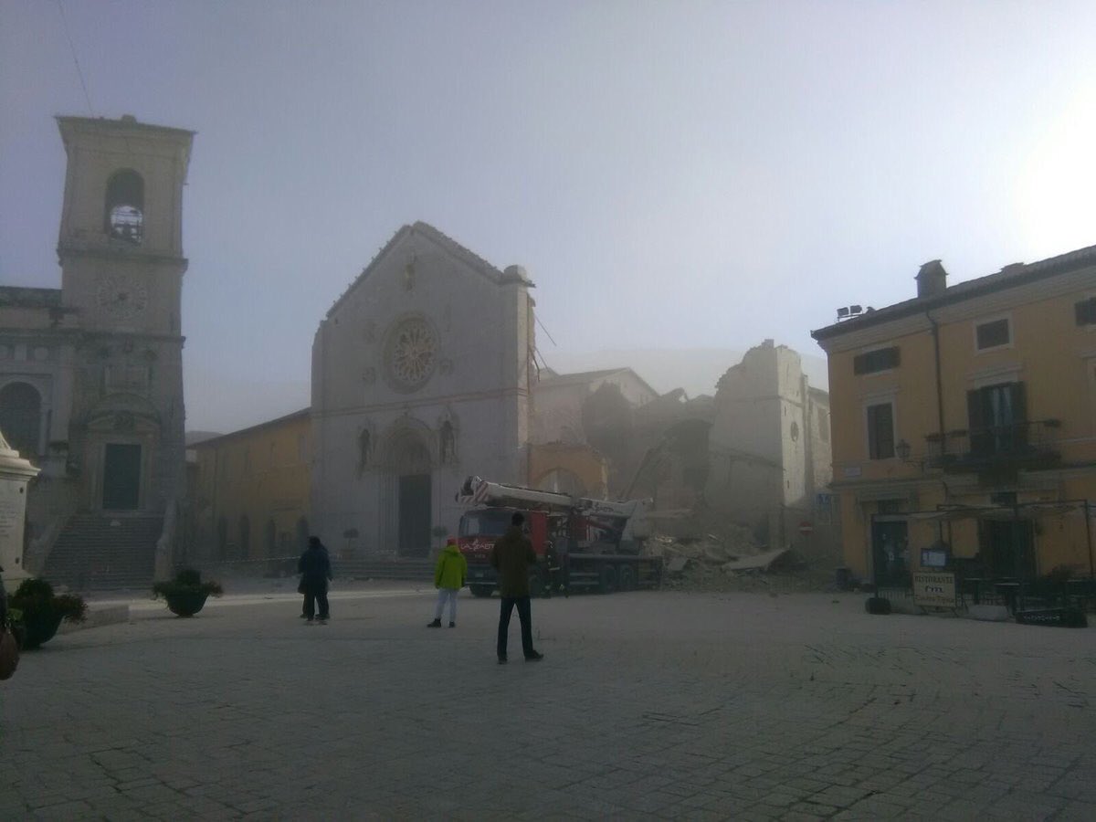laploebag's tweet photo. #terremotocentroitalia #ItalyEarthquake a prayer to all the people of #beautifulItaly affected by the quake. #italyStayStrong https://t.co/vOgYS0oUFR