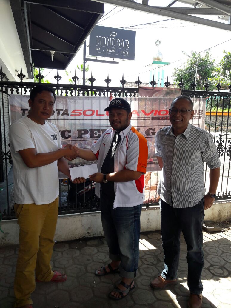 Kegiatan CSR TSVC Chapter Bogor, pemberian bantuan kepada korban bencana banjir bandang di Garut 30 Sept'16 oleh Bpk Agil <a href="/ToyotaID/">Toyota Indonesia</a>