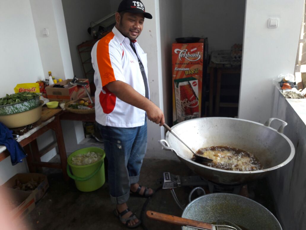 Dapur umum untuk korban bencana alam banjir bandang di Garut, 30 September 2016 <a href="/ToyotaID/">Toyota Indonesia</a> <a href="/Auto2000ID/">ؚAuto2000ID</a> <a href="/TSVC_Crew/">ToyotaSolunaViosClub</a>