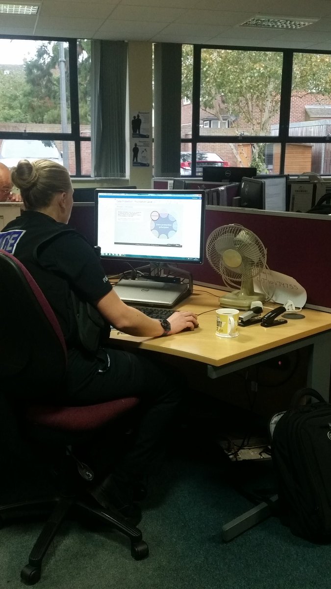 pc2566cpt4's tweet photo. Pc Pegrum deep in focus about data protection.  #cpt4 #learning #dayshifts https://t.co/7tVQFbkrZv